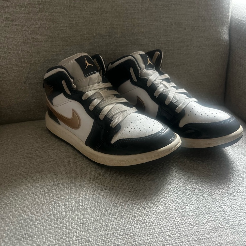 Nike Kids Black and Gold Air Jordan 1